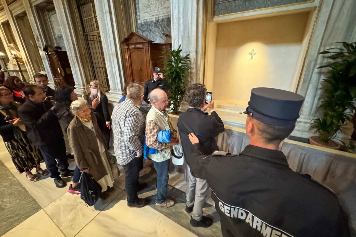 Miles de fieles han visitado la tumba del papa Francisco