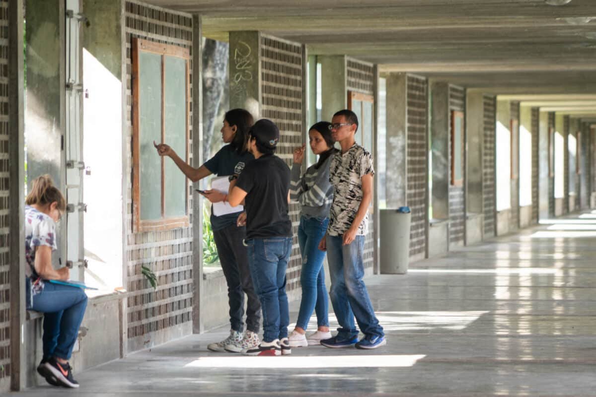 Encuesta estudiantes UCV, Uso beca universitaria, Gastos estudiantiles UCV, Compras con beca universitaria, Estudiantes y becas UCV, UCV gastos estudiantiles, Finanzas estudiantiles UCV, Uso de becas en la UCV, Compras estudiantiles con beca, Estudio de gastos UCV, Encuesta becas estudiantes, Beca universitaria y gastos, Necesidades estudiantiles UCV, Administración de becas UCV, Gastos típicos estudiantes UCV, Comportamiento financiero estudiantil UCV, Encuesta económica estudiantes UCV, Uso responsable de becas, Estudiantes UCV y presupuesto, Prioridades de gastos con beca UCV