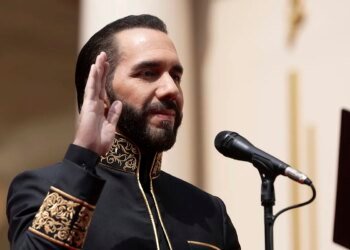 De Chávez a Bukele: el viaje del populismo al poder absoluto