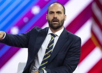 Eduardo, el desconcertante líder en el suicidio político de los Bolsonaro: «Se ha convertido en enemigo de Brasil»