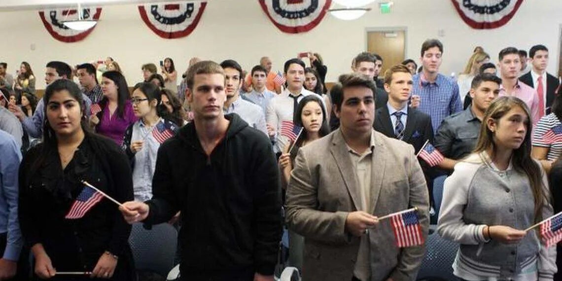 Si no dominas el inglés, tu camino a la ciudadanía será más difícil: hasta un ensayo tendrías que escribir