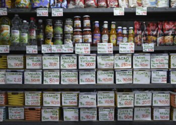 La amenaza militar de Estados Unidos precipita la incertidumbre económica y agrava la crisis inflacionaria en Venezuela