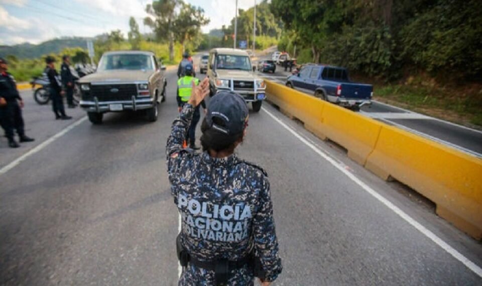 ¿Funcionarios policiales tienen permitido revisar celulares en alcabalas? Lo que debes saber al respecto