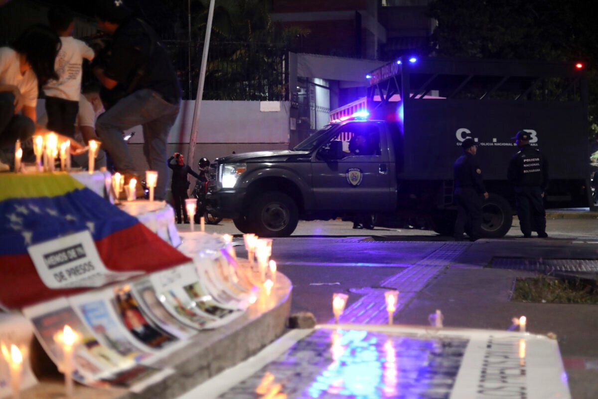 En carpas y colchones: familiares pernoctan por quinto día consecutivo a la espera de la liberación de los presos políticos