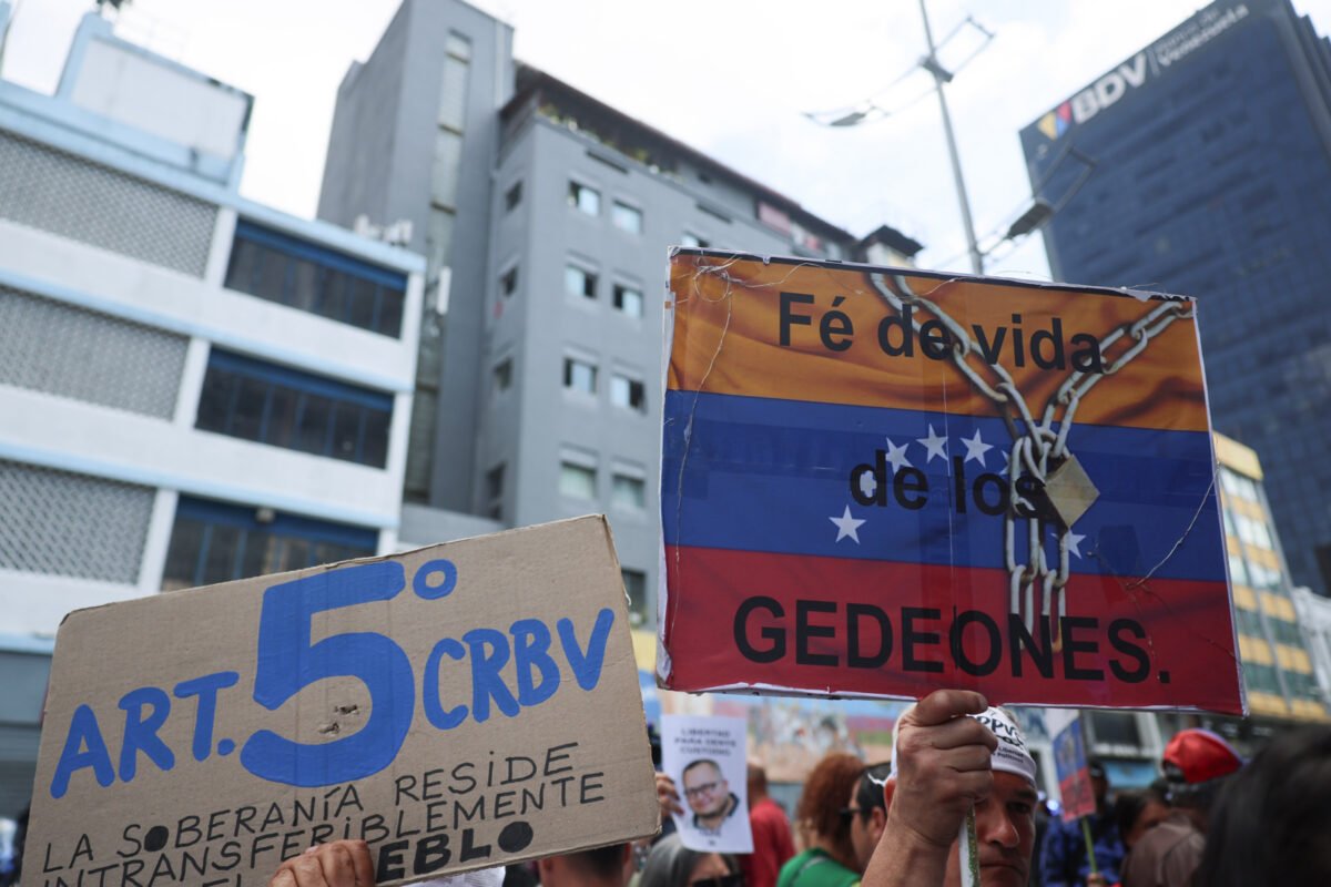 Activistas y familiares de presos políticos protestan frente a la Asamblea Nacional