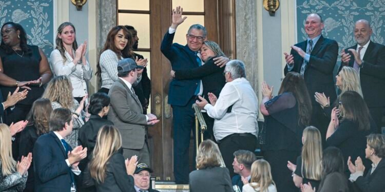 El abrazo que conmovió al Congreso de EEUU: Enrique Márquez y su familia durante el discurso de Donald Trump (VIDEO)
