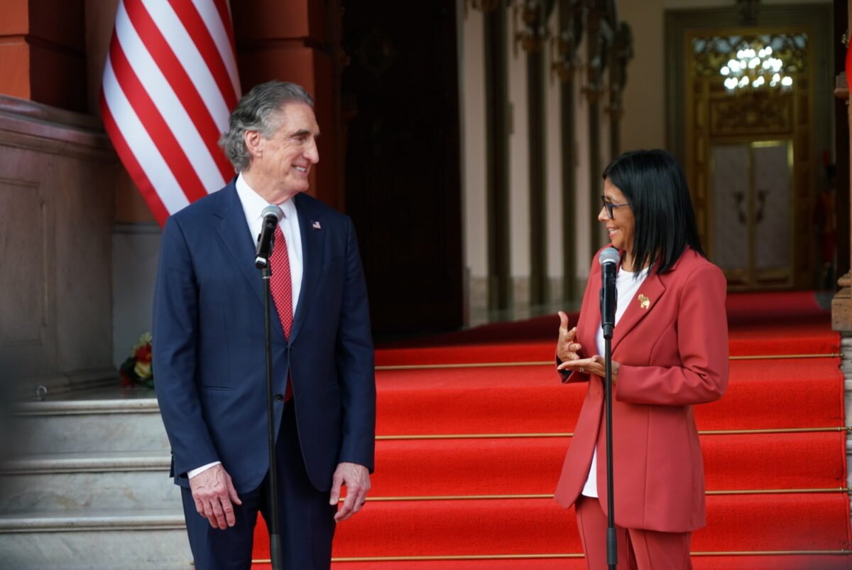 Delcy Rodríguez y el secretario del Interior de EE UU conservaron sobre nuevas tecnologías para desarrollar el sector de la minería en Venezuela