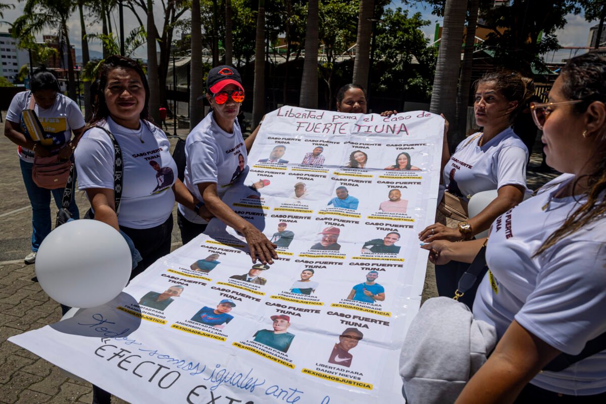 En imágenes: el viacrucis de los familiares de trabajadores de PDVSA detenidos 