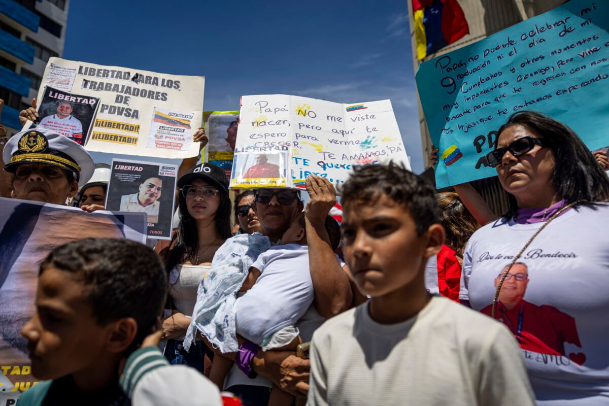 En imágenes: el viacrucis de los familiares de trabajadores de PDVSA detenidos 