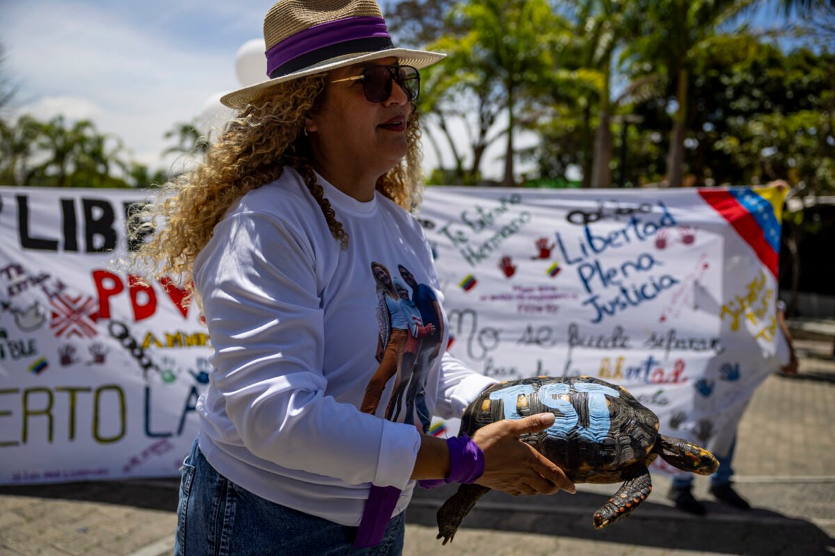 En imágenes: el viacrucis de los familiares de trabajadores de PDVSA detenidos 