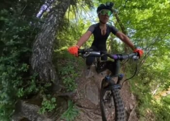 VIRAL: Una influencer de OnlyFans casi grabó su propia muerte mientras recorría un acantilado en bicicleta (VIDEO)