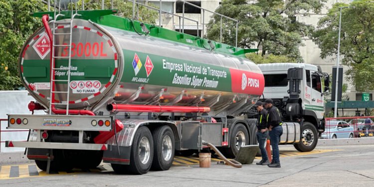 Estaciones de gasolina “Súper Premium” en Caracas se preparan para ofrecer combustible estándar