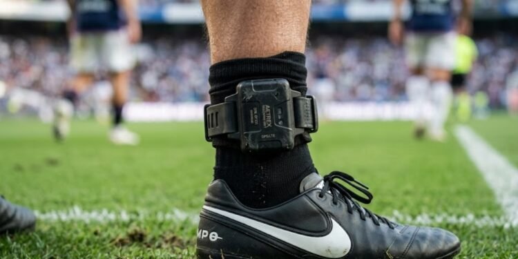 VIDEO: Árbitro dirigía un partido de fútbol con tobillera electrónica y quiso escapar cuando vio a la policía