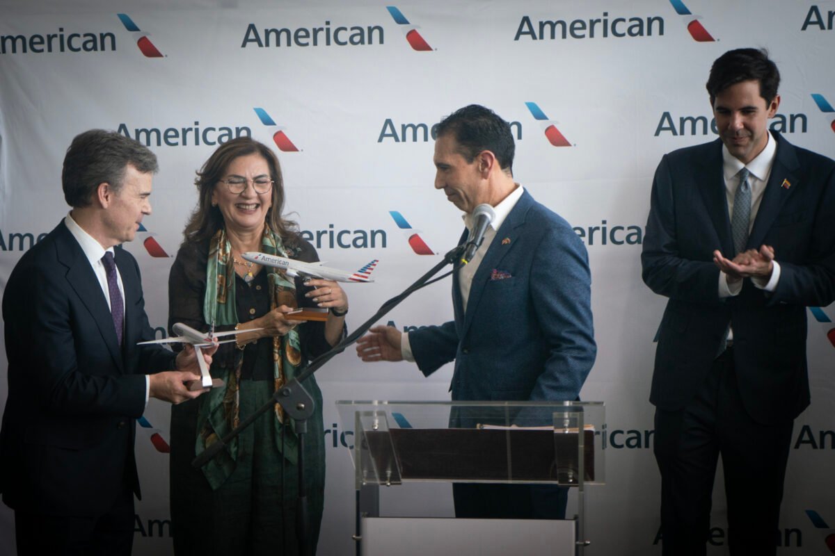 El primer vuelo Caracas-Miami trajo nuevas expectativas a un país lleno de incertidumbres